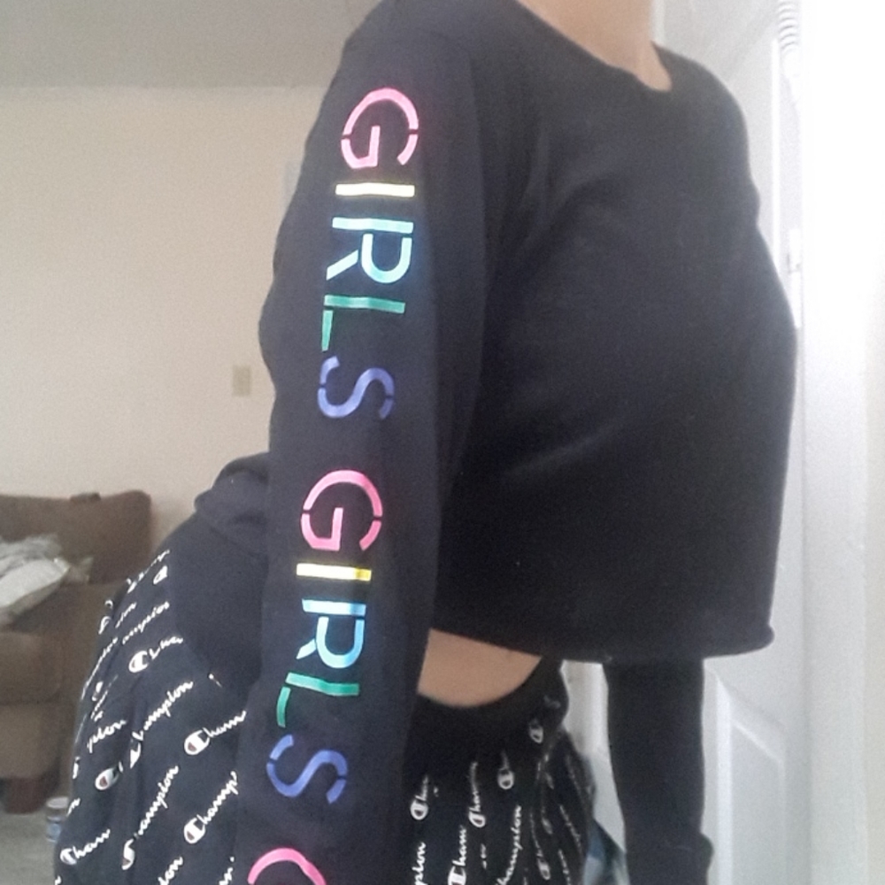 La hearts xs black crop top